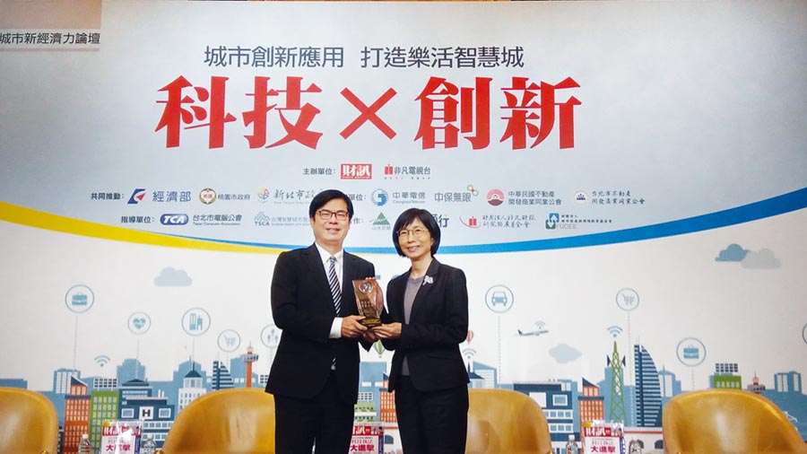 東元電機(jī)榮獲2019年智慧城市卓越貢獻(xiàn)獎(jiǎng)，評(píng)審委員會(huì)尤其高度肯定邱純枝董事長(zhǎng)（右）在智慧創(chuàng)新領(lǐng)域的付出與貢獻(xiàn)，特別頒發(fā)獎(jiǎng)項(xiàng)予以鼓勵(lì)。圖／東元提供