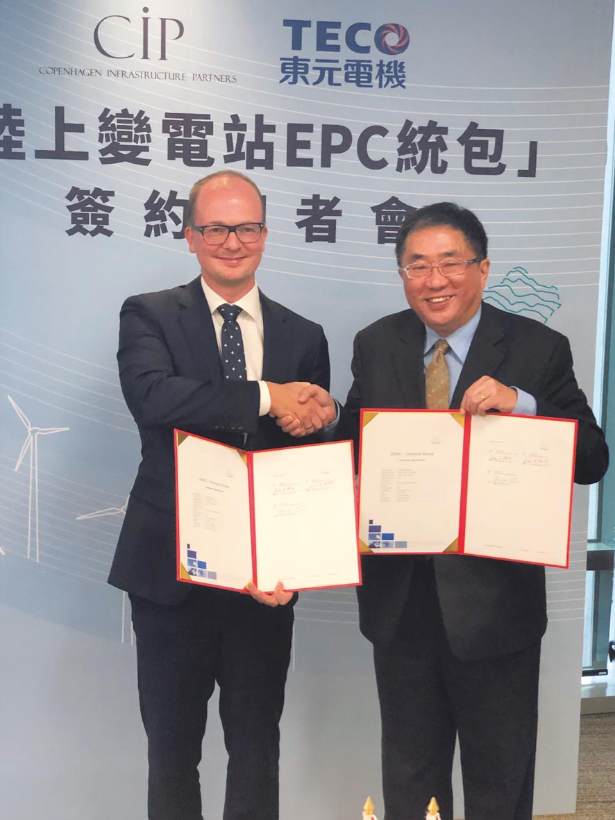 CIP臺灣區(qū)執(zhí)行長侯奕愷（左）、東元代理總經(jīng)理連昭志昨（5）日共同簽署變電站建置統(tǒng)包合約。圖／沉美幸