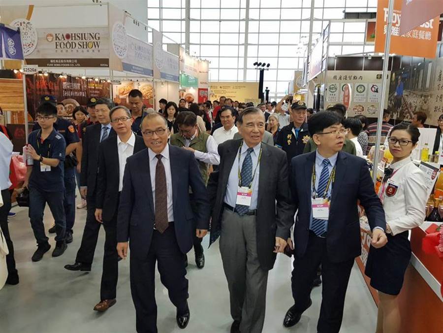 東元集團(tuán)會(huì)長(zhǎng)黃茂雄（前排左二），引導(dǎo)高雄代理市長(zhǎng)葉匡時(shí)（前排左一）等人，參觀東元展出的食品攤位。（圖／顏瑞田攝）