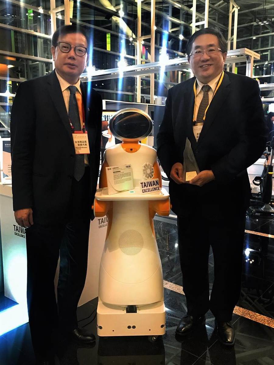 （東元電機(jī)自行開(kāi)發(fā)送餐機(jī)器人27日獲頒臺(tái)灣精品獎(jiǎng)銀質(zhì)獎(jiǎng)，圖右為代理總經(jīng)理連昭志、左為負(fù)責(zé)開(kāi)發(fā)的東元電機(jī)自動(dòng)化暨智能系統(tǒng)事業(yè)部協(xié)理林勝泉。圖／業(yè)者提供）
