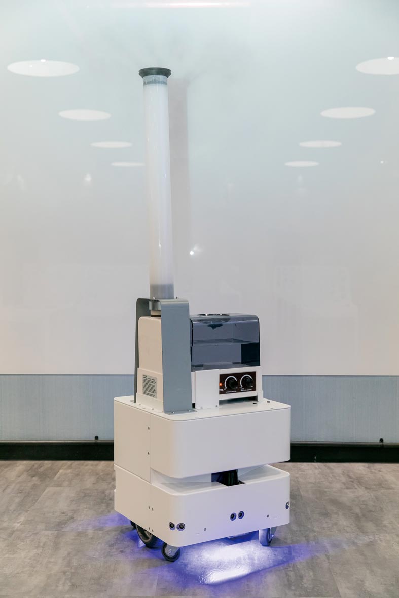 東元3日發(fā)表智慧UVC消毒防疫機(jī)器人，以3D列印技術(shù)，制作雙向360度全面向噴頭，進(jìn)行大面積的噴霧消毒。圖／東元提供