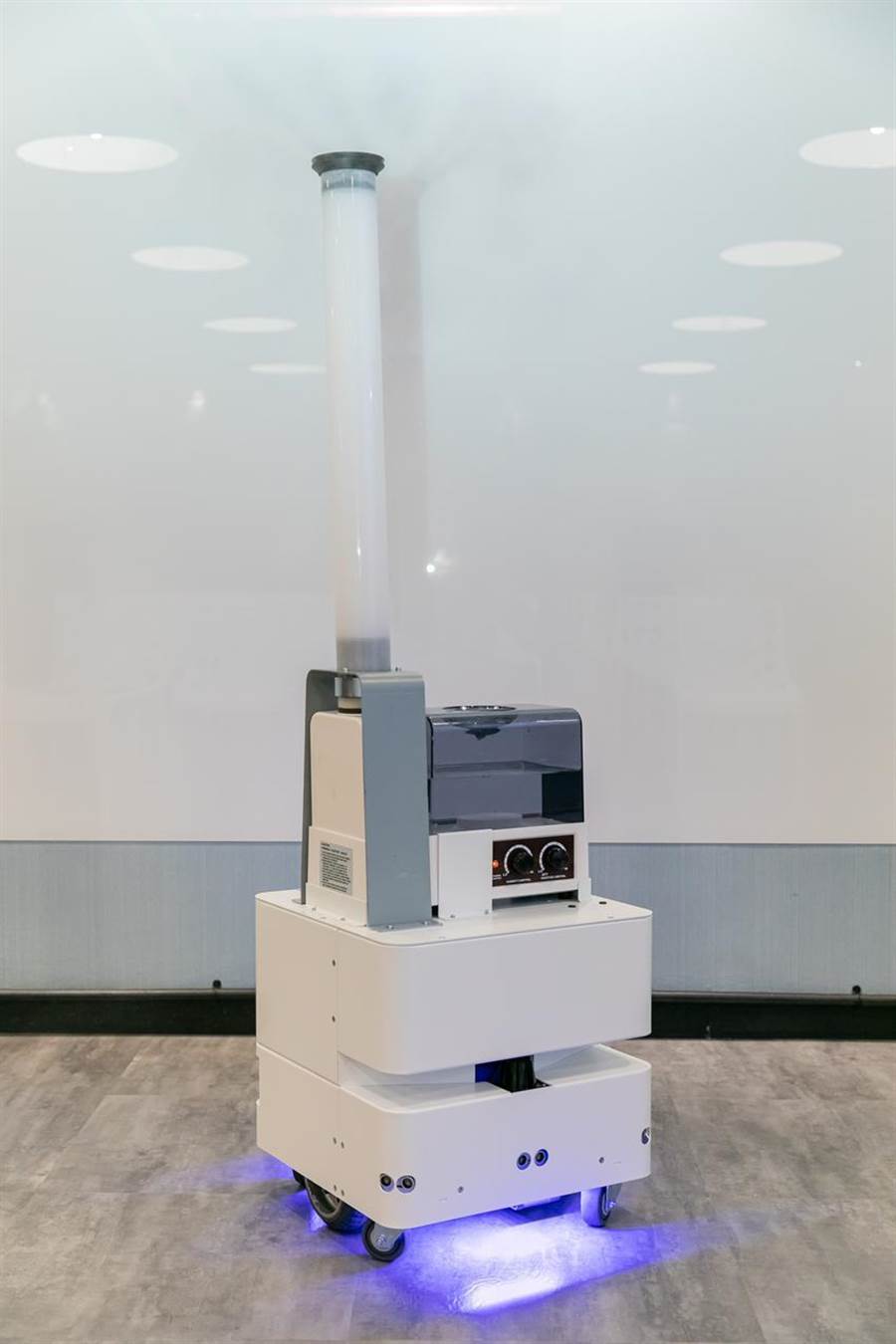 （東元3日發(fā)表智慧UVC消毒防疫機(jī)器人，以3D列印技術(shù)，制作雙向360度全面向噴頭，進(jìn)行大面積的噴霧消毒。圖／東元提供）
